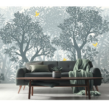 Woonkamer met bank en fotobehang met bosmotief