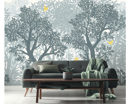 Woonkamer met bank en fotobehang met bosmotief
