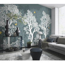 Woonkamer met behang met boommotief, bank en tafeldecoratie