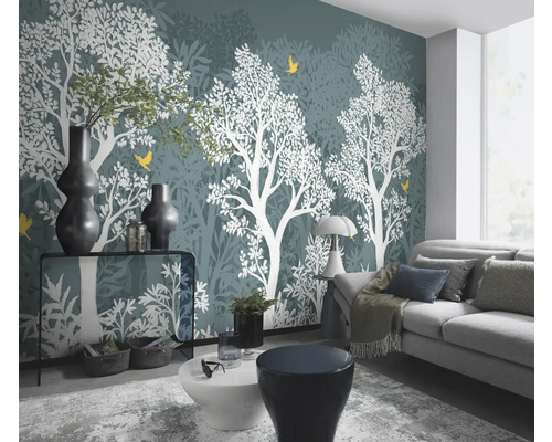 Woonkamer met behang met boommotief, bank en tafeldecoratie