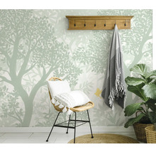 Decoratieve kamer met boombehang, kruk en houten kapstok met handdoek