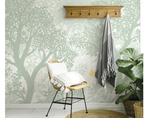 Decoratieve kamer met boombehang, kruk en houten kapstok met handdoek