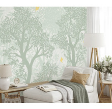 Woonkamer met behang met boom- en vogelmotief, bank en bijzettafel