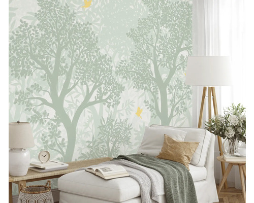 Woonkamer met behang met boom- en vogelmotief, bank en bijzettafel