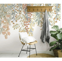 Decoratieve kamer met bloemenbehang, kapstok en stoel.