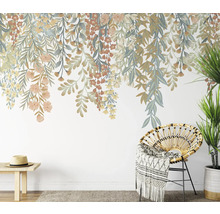 Woonkamer met bloemmotief op de muur, stoel, kamerplant en bank