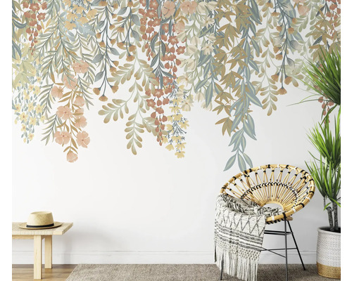 Woonkamer met bloemmotief op de muur, stoel, kamerplant en bank