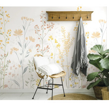 Decoratief bloemenbehang in een kamer met een stoel, deken, kapstok en plant