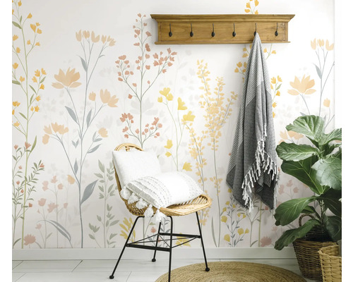 Decoratief bloemenbehang in een kamer met een stoel, deken, kapstok en plant