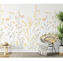 Wanddecoratie met bloemenmotief, stoel, deken, kamerplant en bank