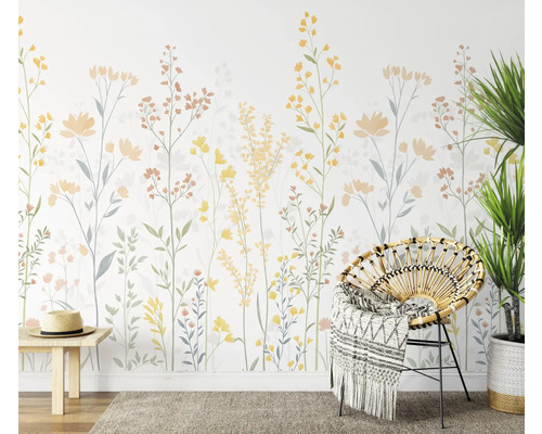 Wanddecoratie met bloemenmotief, stoel, deken, kamerplant en bank