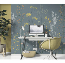 Kantoorruimte met bureau, bureaustoel en bloemenbehang