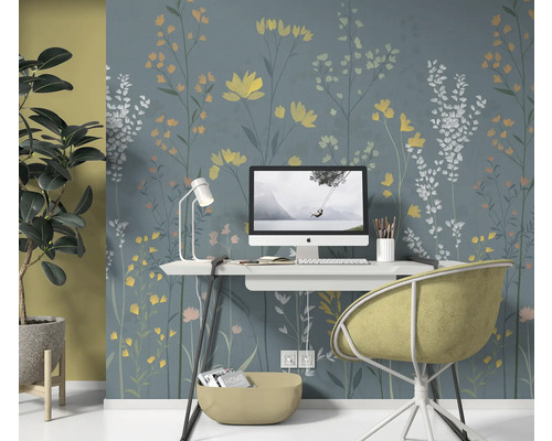 Kantoorruimte met bureau, bureaustoel en bloemenbehang