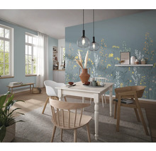 Lichte eetkamer met eettafel, stoelen, bloemmotief behang en hanglampen