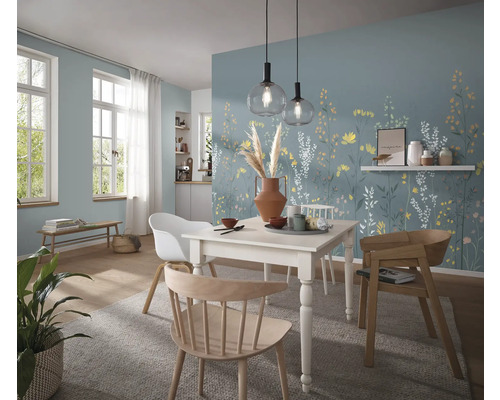 Lichte eetkamer met eettafel, stoelen, bloemmotief behang en hanglampen