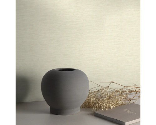 Decoratief behang met een vaas en een boek op een tafel