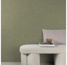 Close-up van een groen vliesbehang met een horizontale streepstructuur, wat zorgt voor een natuurlijke en rustige sfeer.