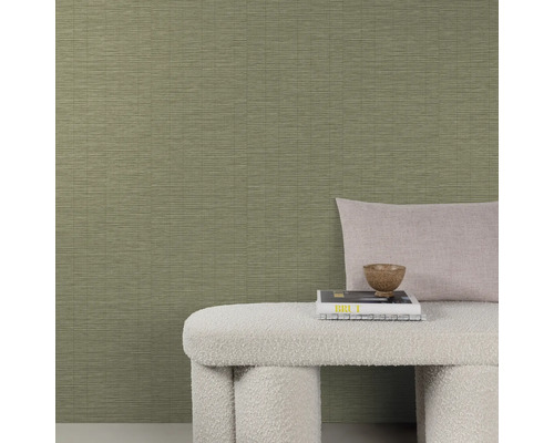 Close-up van een groen vliesbehang met een horizontale streepstructuur, wat zorgt voor een natuurlijke en rustige sfeer.
