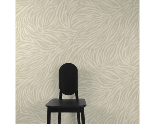 Behang met abstract golvend patroon achter een stoel