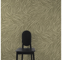 Behang met abstracte bladmotieven en een stoel