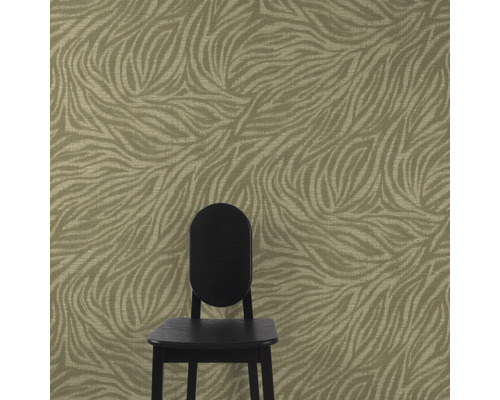 Behang met abstracte bladmotieven en een stoel