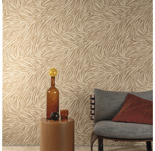 Kameroverzicht met patroonbehang, tafel en fauteuil