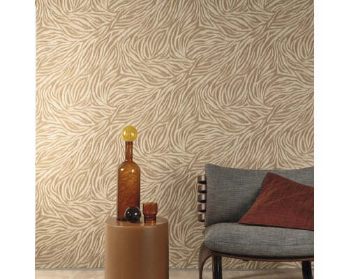 Kameroverzicht met patroonbehang, tafel en fauteuil