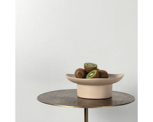 Een schaal met kiwi's op een tafel