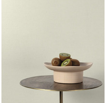 Kiwi's in een schaal op een kleine tafel