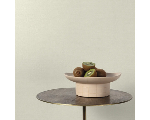 Kiwi's in een schaal op een kleine tafel