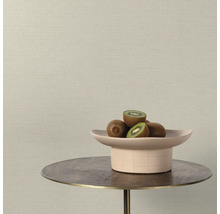 Behang in de kamer met een schaal kiwi's op een tafel