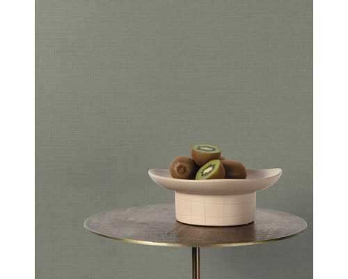 Close-up van kiwi's in een schaal op een tafel voor een gestructureerde wand