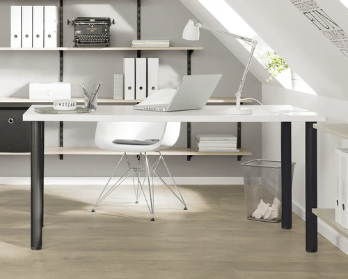 Werkkamer met bureau, stoel, planken en kantoorbenodigdheden