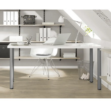 Lichte werkkamer met bureau, bureaustoel, planken en kantoorbenodigdheden.