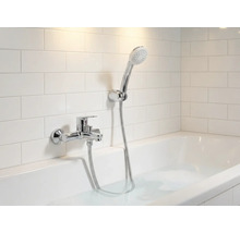 Badkamer met bad, kraan en handdouche voor wandtegels