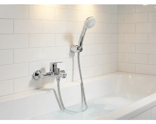 Badkamer met bad, kraan en handdouche voor wandtegels