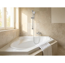 Badkamer met hoekbad, douchekop en handdoek