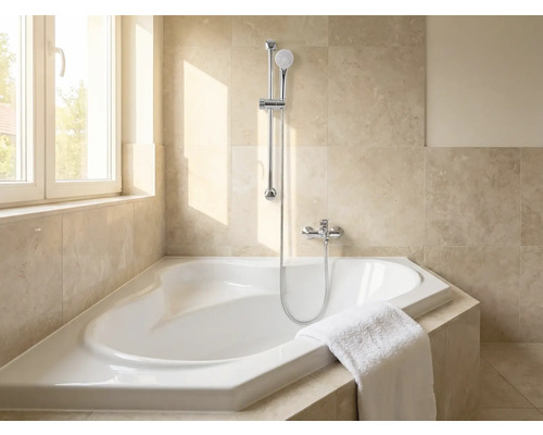 Badkamer met hoekbad, douchekop en handdoek