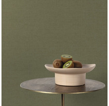 Close-up van een groen vliesbehang met kiwi's op een tafel