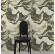 Wanddecoratie met een patroonbehang en een zwarte stoel