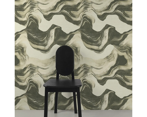 Wanddecoratie met een patroonbehang en een zwarte stoel