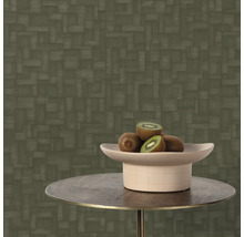 Kamer met gestructureerd patroonbehang, een bijzettafel en een schaal met kiwi's.