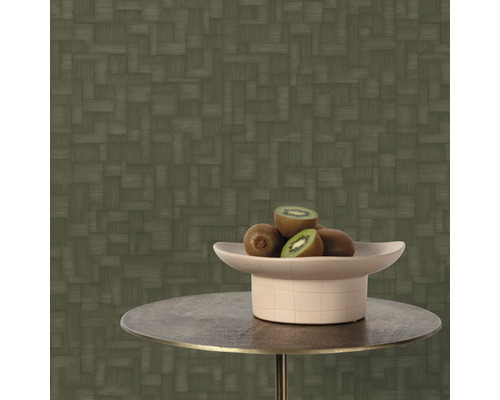 Kamer met gestructureerd patroonbehang, een bijzettafel en een schaal met kiwi's.