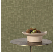 Behang met grafisch weefpatroon en schaal met kiwi's op een tafel