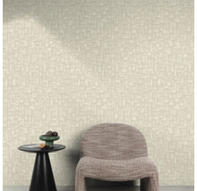 Scene met een behang met patroon, stoel en bijzettafel