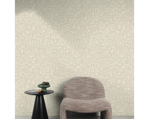 Scene met een behang met patroon, stoel en bijzettafel