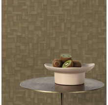 Behang met geometrisch patroon en schaal met kiwi's op een tafel