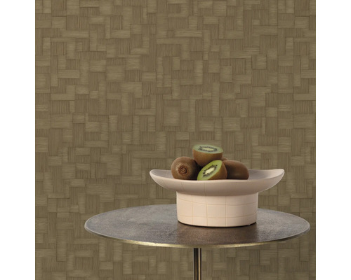 Behang met geometrisch patroon en schaal met kiwi's op een tafel