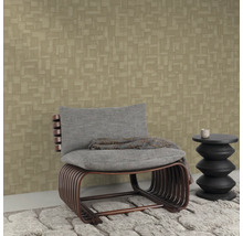 Interieurscène met patroonbehang, fauteuil en bijzettafel