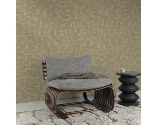 Interieurscène met patroonbehang, fauteuil en bijzettafel